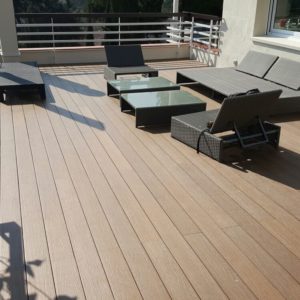 Tarima de Exterior Sintética: Resistencia y Estilo para Espacios al Aire Libre