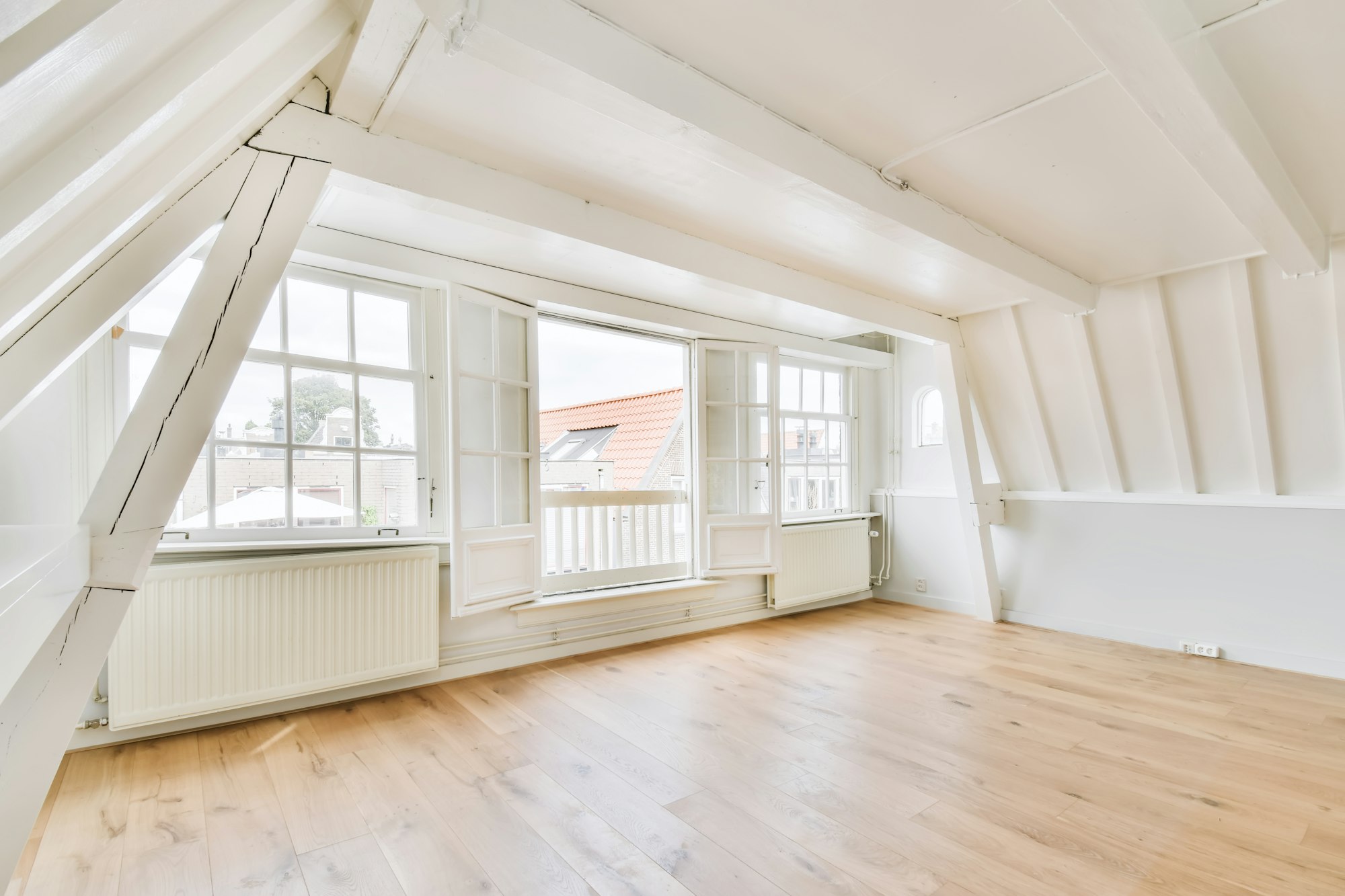 Room with large windows and parquet flooring
