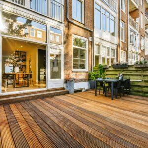 Tarimas exteriores: cómo transformar tu jardín o terraza en un oasis